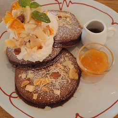 7・8月限定！Hanamizuki Cafe新メニュー『トロピカルナッツ＆ショコラのパンケーキ』
